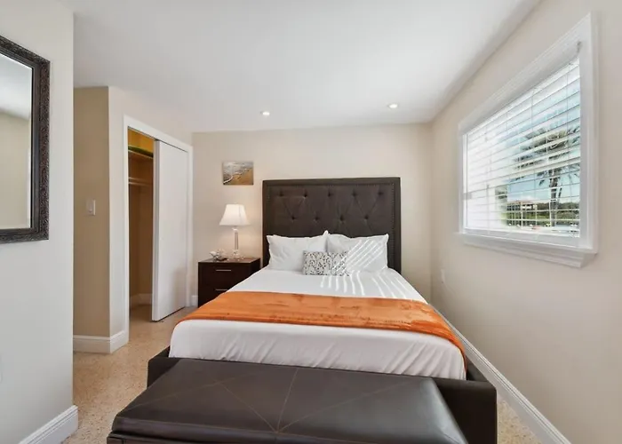 Apartment Indian Rocks Condo-steps To The Clearwater Beach