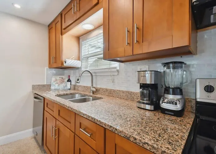Apartment Indian Rocks Condo-steps To The Clearwater Beach